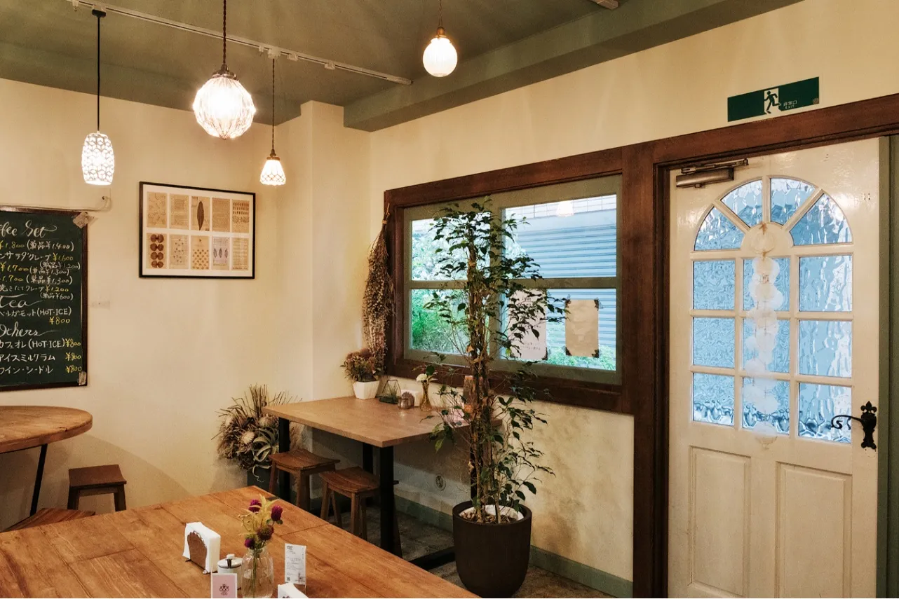 神保町の老舗喫茶「トロワバグ」の2号店。クレープが自慢の「トロワバグ ヴェール」_1974723