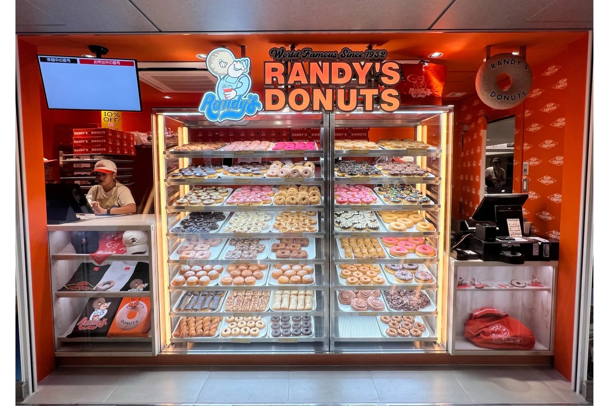 LA発の人気ドーナツ店「ランディーズドーナツ」国内3号店が東京駅にオープン