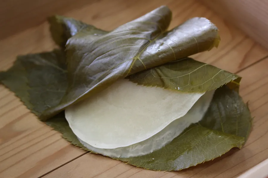 ▲「長命寺桜もち」(250円)。店内のイートインスペースで、お餅と煎茶のセット(「召し上り」500円)を味わうこともできる(桜の季節は持ち帰りのみ)/写真提供:長命寺桜もち