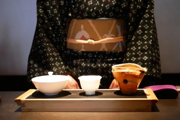 お茶の概念が覆る、唯一無二の和空間！大注目の盆栽カフェ南青山「松葉屋茶寮」