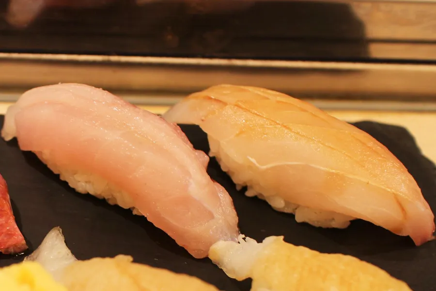 新宿のカウンター寿司屋でサクッと一人寿司！19日熟成ヒラマサなど「熟成寿司」を味わってきた