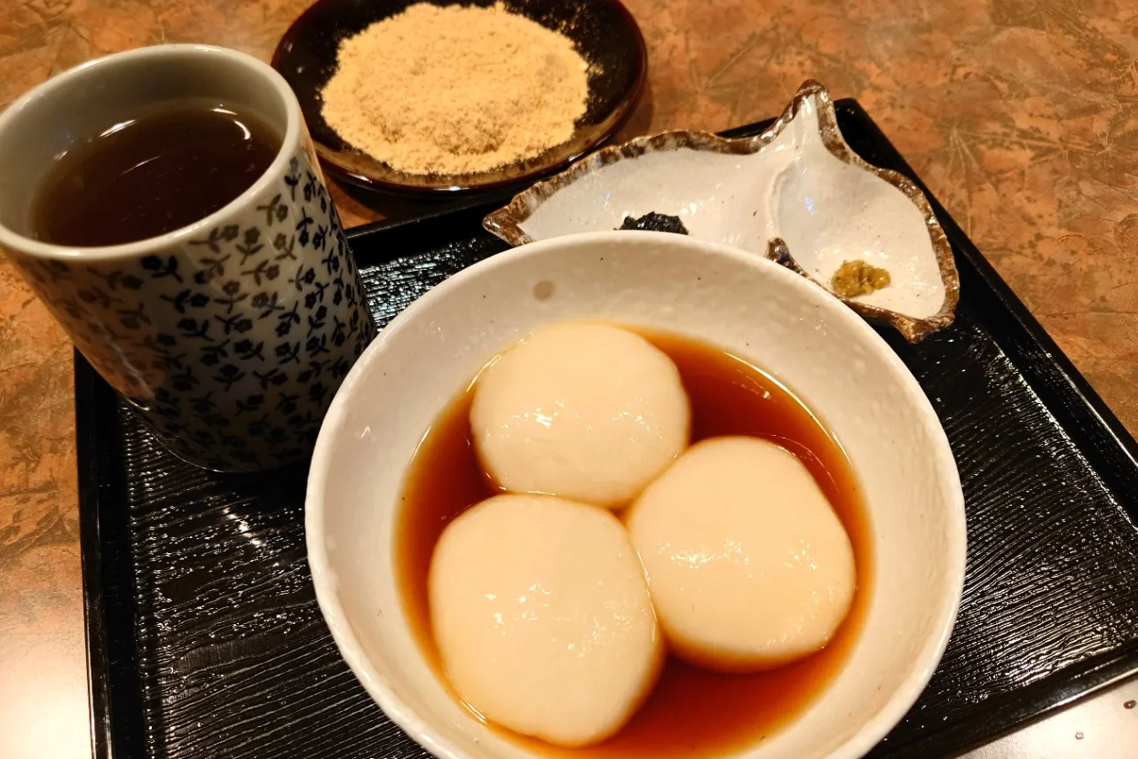 ▲「基本セット」の一例（主菜：どんぶりもち、副菜：きなこもち、飲み物：月光特製ほうじ茶）
※セット内容は取材時に選択したもの。メニュー内容は随時異なるため、来店前に公式サイトでチェックを