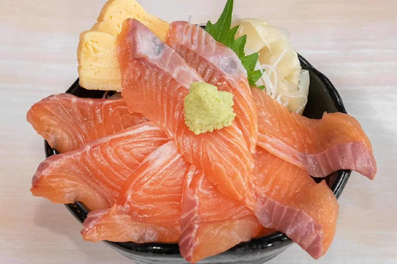 ▲「サーモン丼」（900円）
