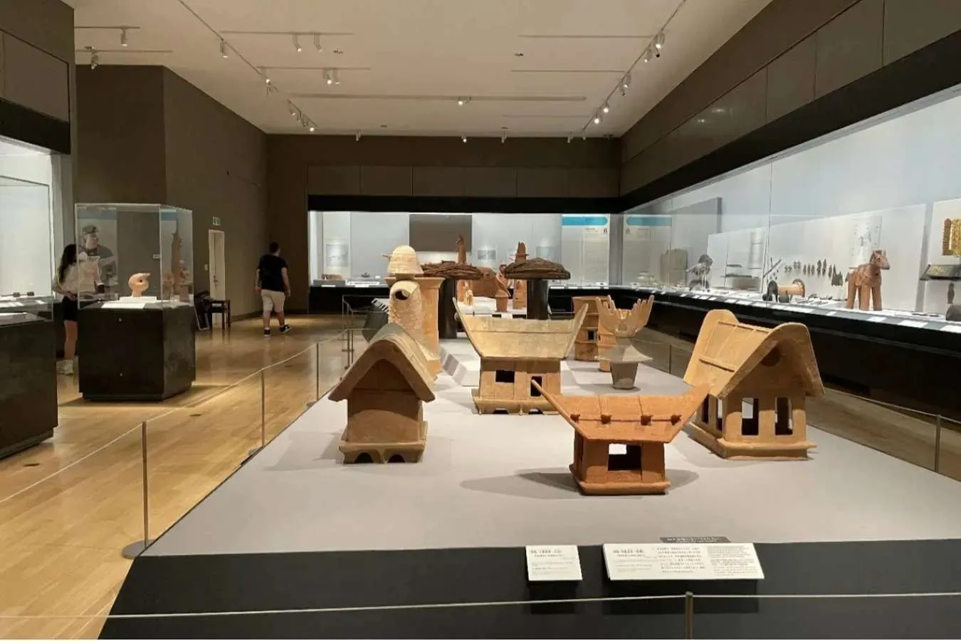 ▲考古展示室の埴輪広場