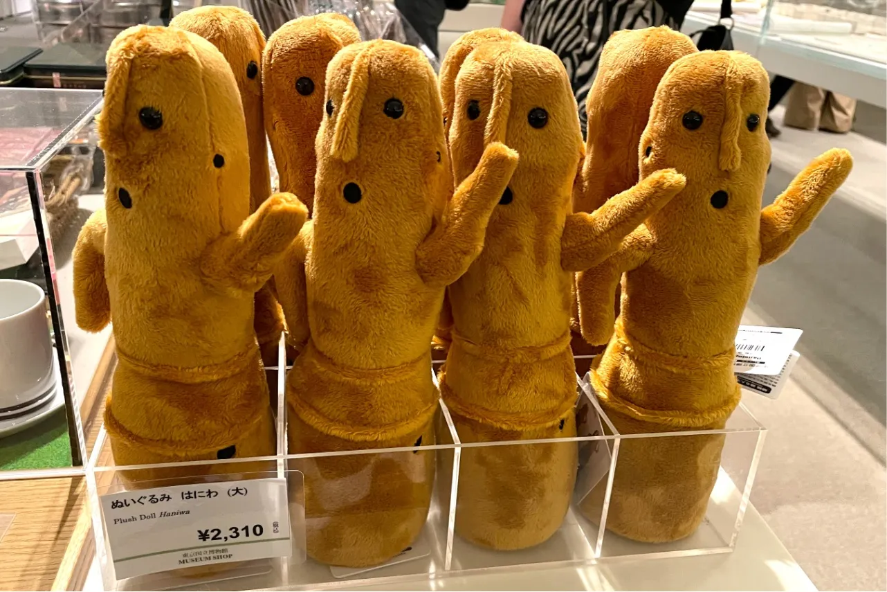 ▲「ぬいぐるみ はにわ（大）」（2,310円）。一家に一体