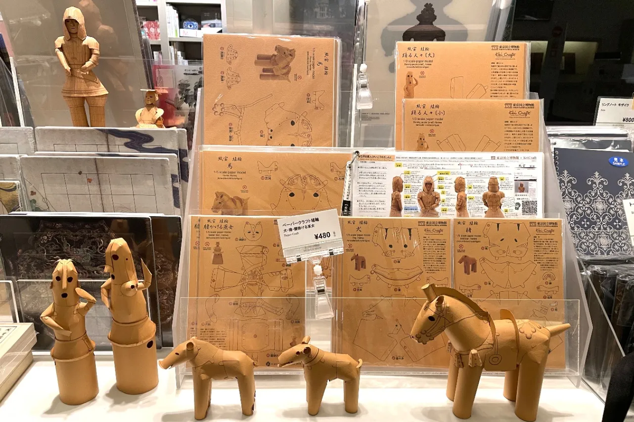 ▲「ペーパークラフト埴輪」（480円）。大人でもかなり組み立てに時間がかかるらしい