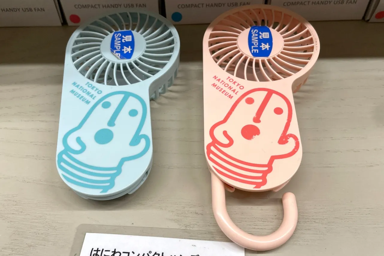 ▲「はにわコンパクトハンディファン」（2,640円）。暑い夏も乗り切れそう