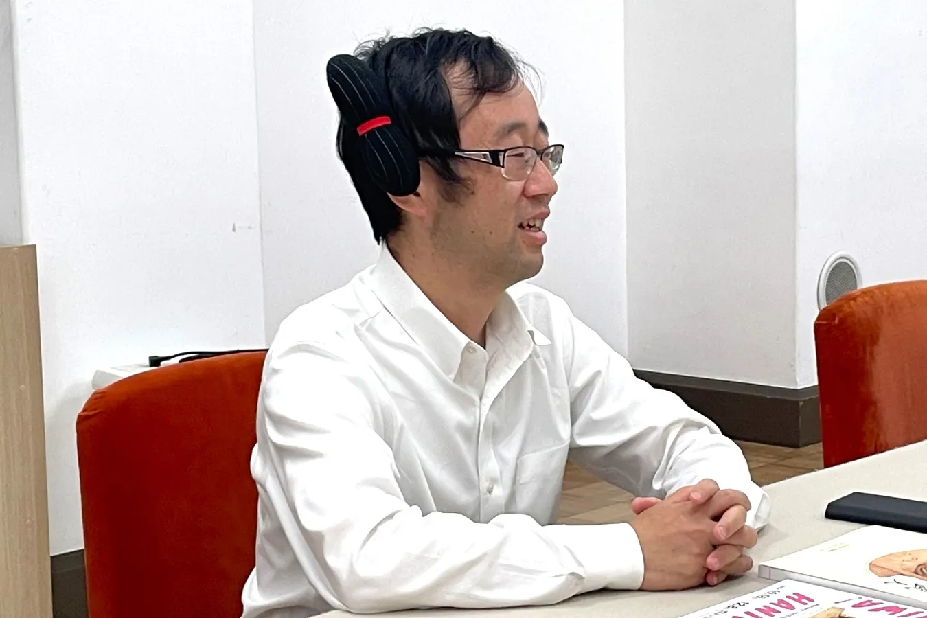 ▲みずらヘアーで取材に応じてくれた東京国立博物館考古室主任研究員の河野正訓さん