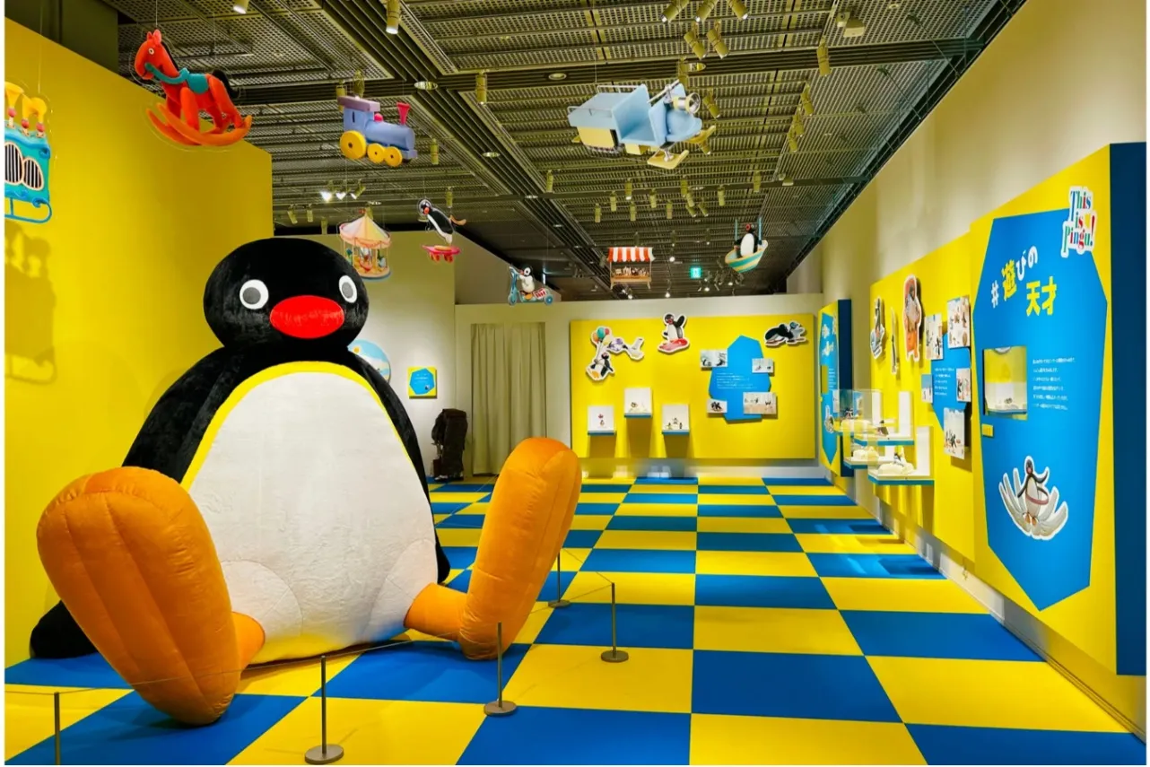 ▲＜可愛いだけじゃない！？ピングー展＞大きなピングー人形のフォトスポット（2026年撮影：レッツエンジョイ東京編集部）