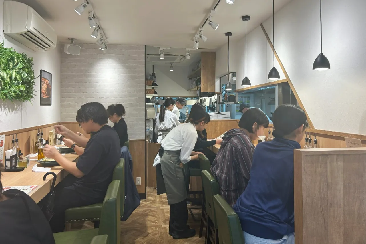 ▲カウンター席のみの店内1階（撮影：レッツエンジョイ東京編集部）