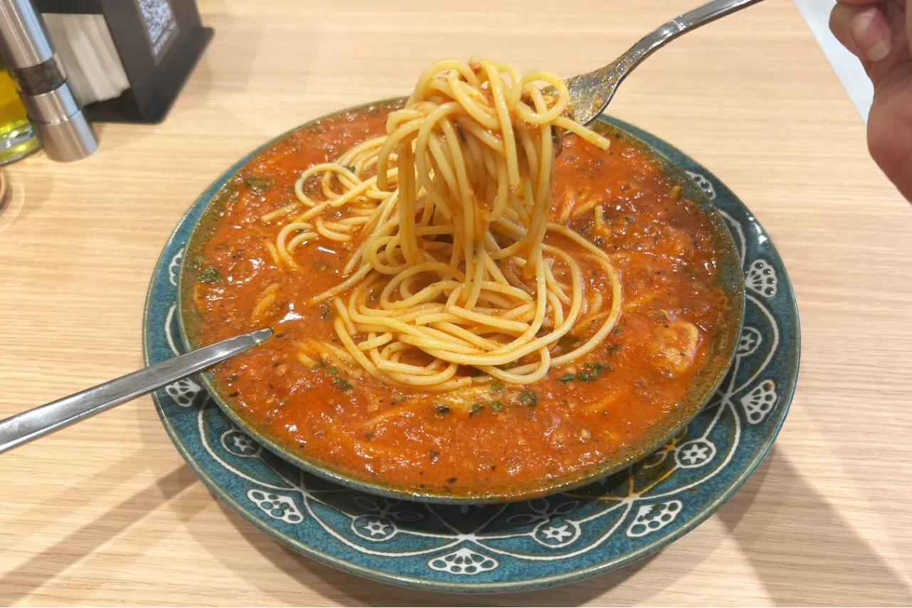 ▲肉のコクや魚介だしのうま味が口いっぱいに広がる！（撮影：レッツエンジョイ東京編集部）