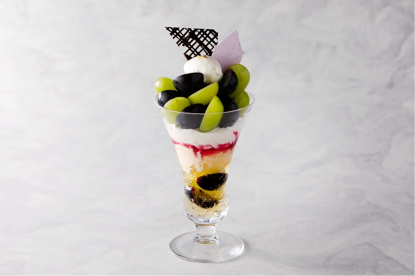 ▲「岡山県産シャインマスカット“晴王”と“オーロラブラック”のパフェ」