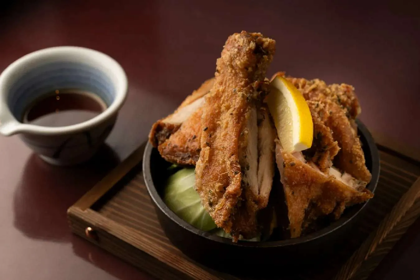 ▲骨付もも肉のがぶり揚げ