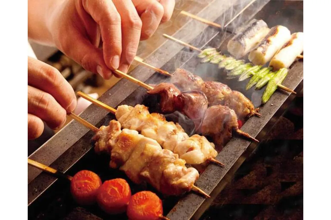 ▲職人が備長炭で一本一本丹精込めて焼き上げる本格焼鳥。