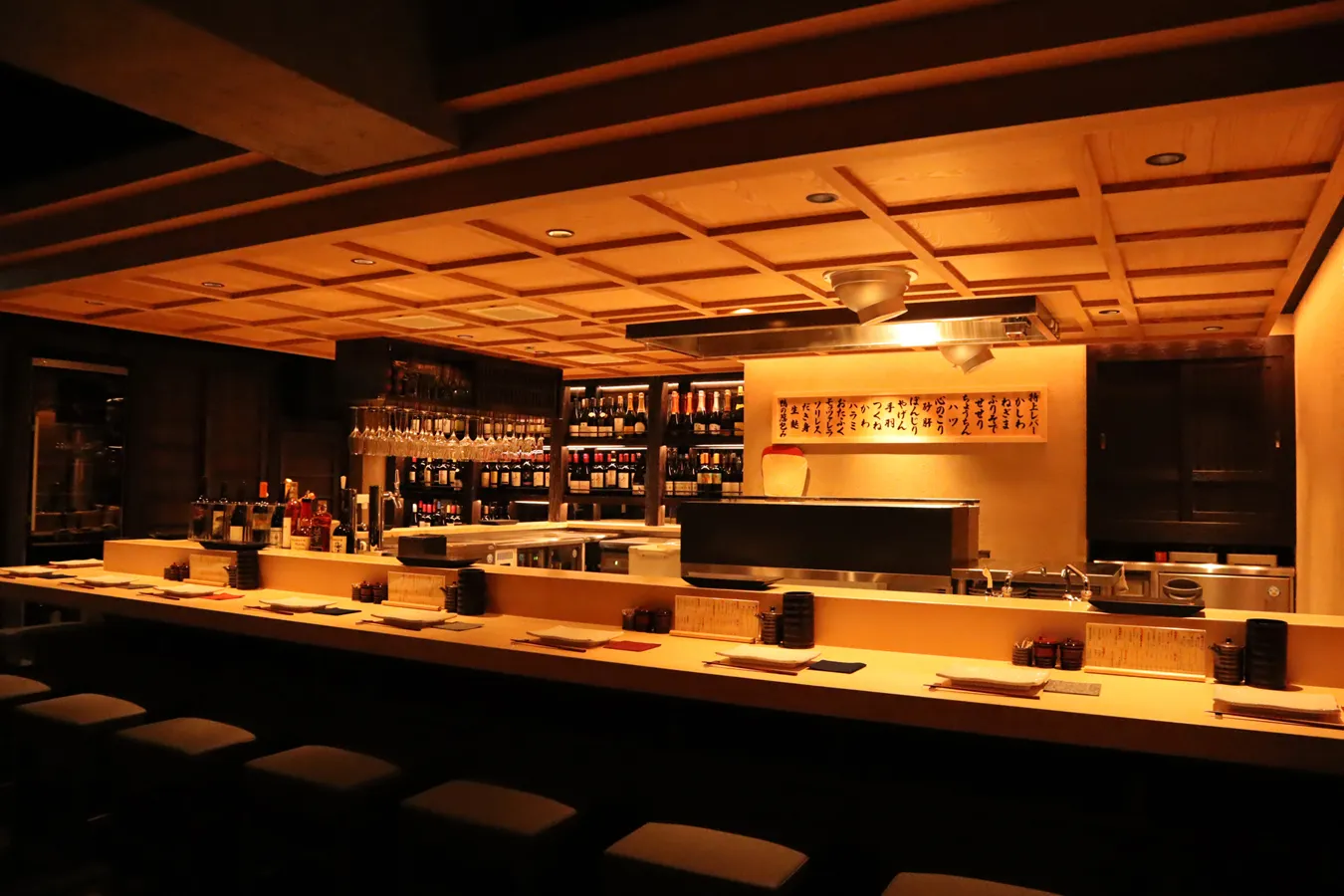 ▲店内にはカウンター14席、テーブル16席、個室10席の計40席が配されています。