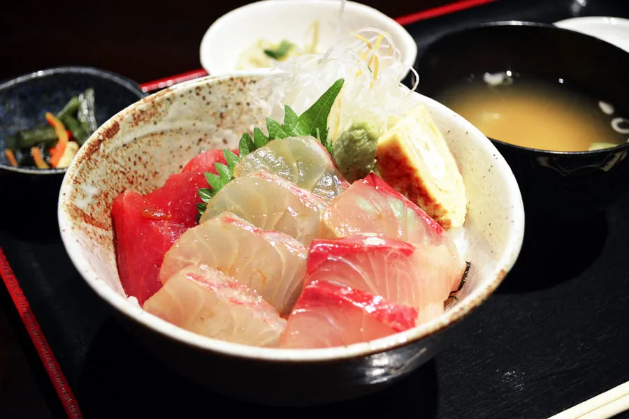 築地の穴場「ふじむら」のランチ海鮮丼が超コスパ