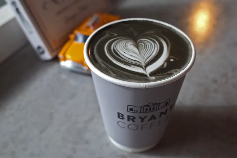 最強インスタ映えドーナツの姉妹店！話題のブラックラテも飲める「BRYANT COFFEE」に潜入♪