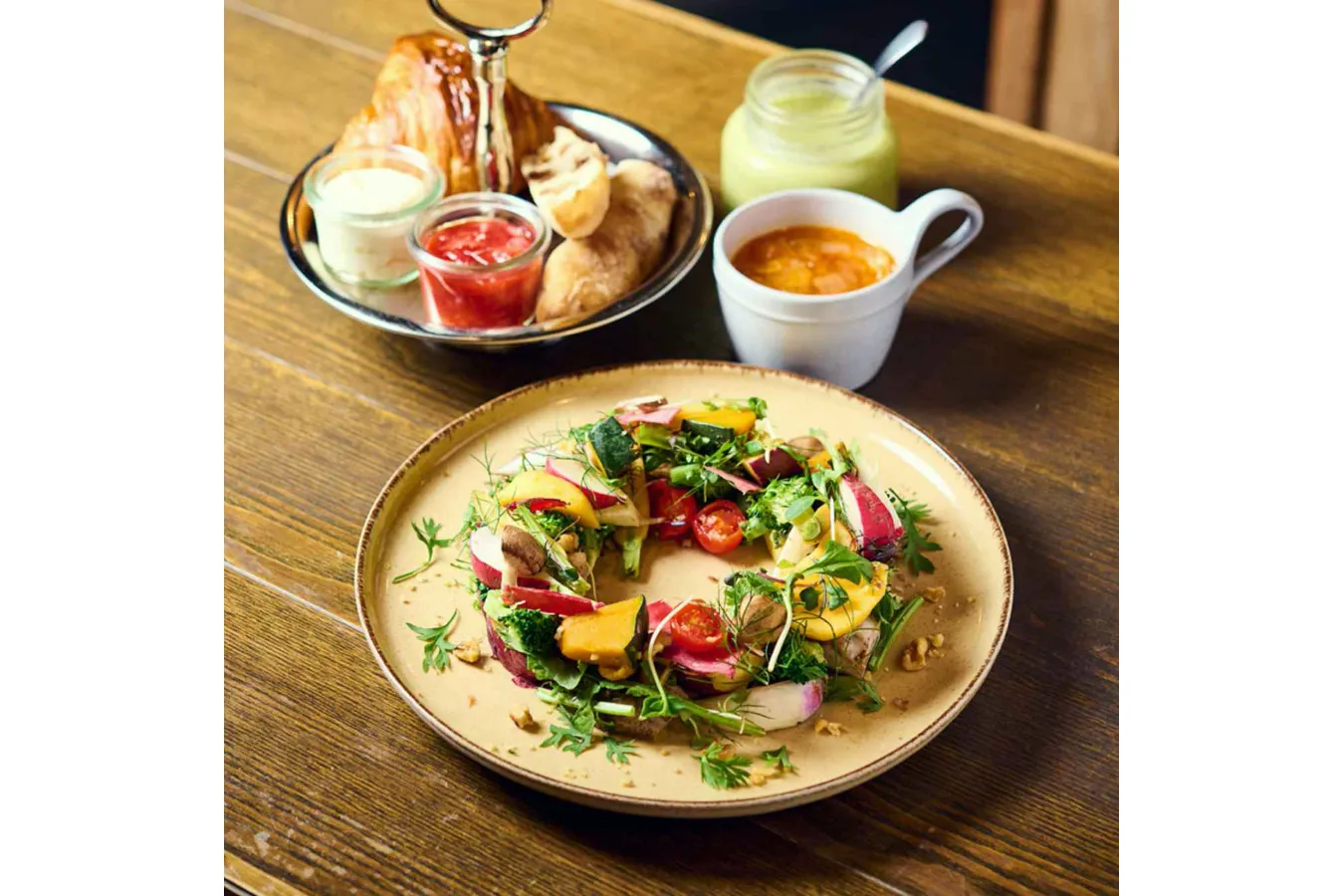 ▲ランチタイムの「季節のリースサラダ」（RACINES特製パン、スープ、コーヒーor紅茶付き1,600円 ）