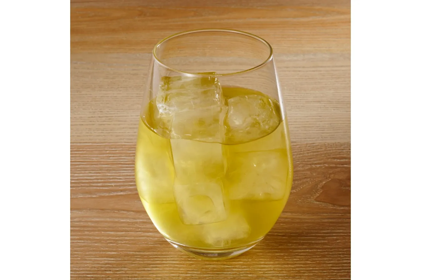 ▲「煎茶とジンの天然水割り」（490円）