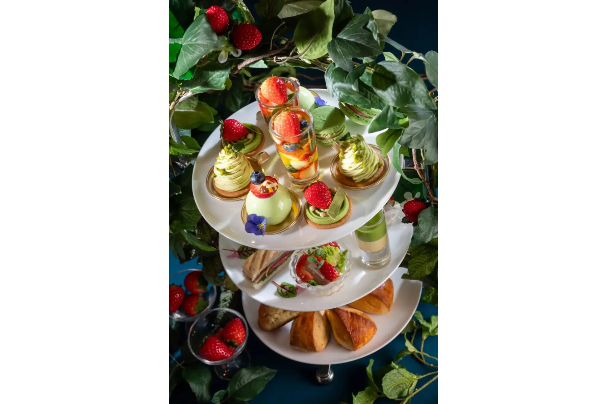 【リーガロイヤルホテル東京】“グリーンカラー”の苺アフタヌーンティーが登場