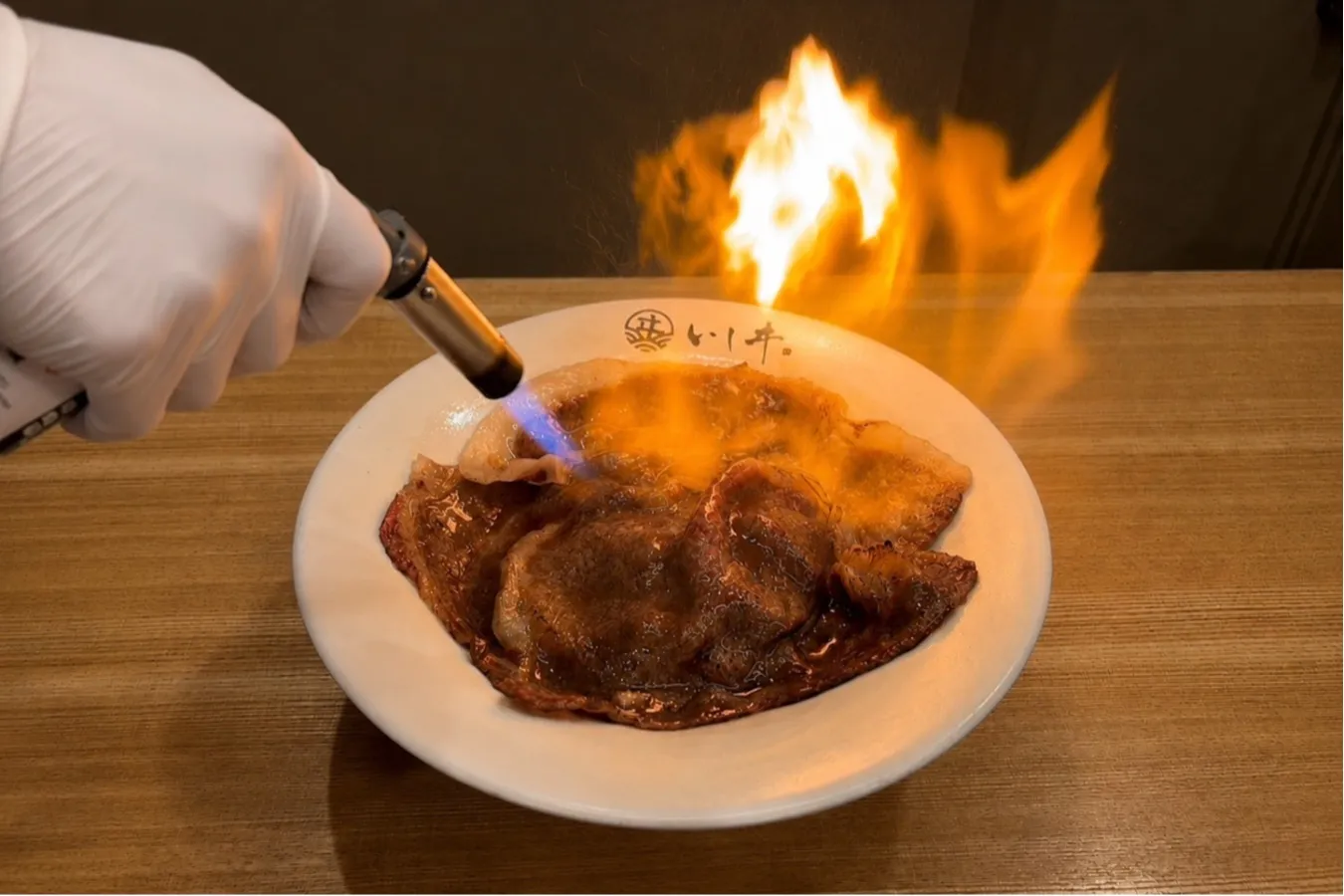 ▲麺屋いしヰ 銀座店 目の前で仕上げるパフォーマンス