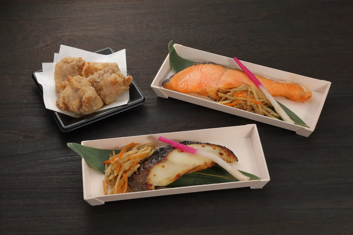 ▲「銀鮭塩焼」（右上・680円）、「銀鱈西京焼」（中央・810円）、「鶏唐揚げ」（左上・320円）