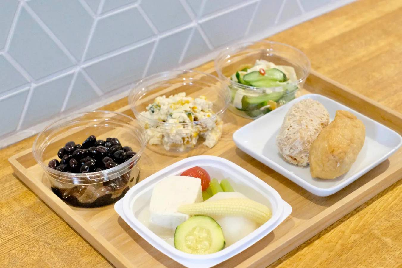 ▲自分で一から作るには手間暇のかかる煮豆や稲荷寿司もラインナップ