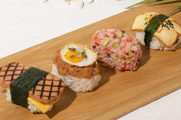 ハワイ感じるテイクアウト専門店「ミノアカ」神宮前にオープン！スパムおむすびやマラサダも