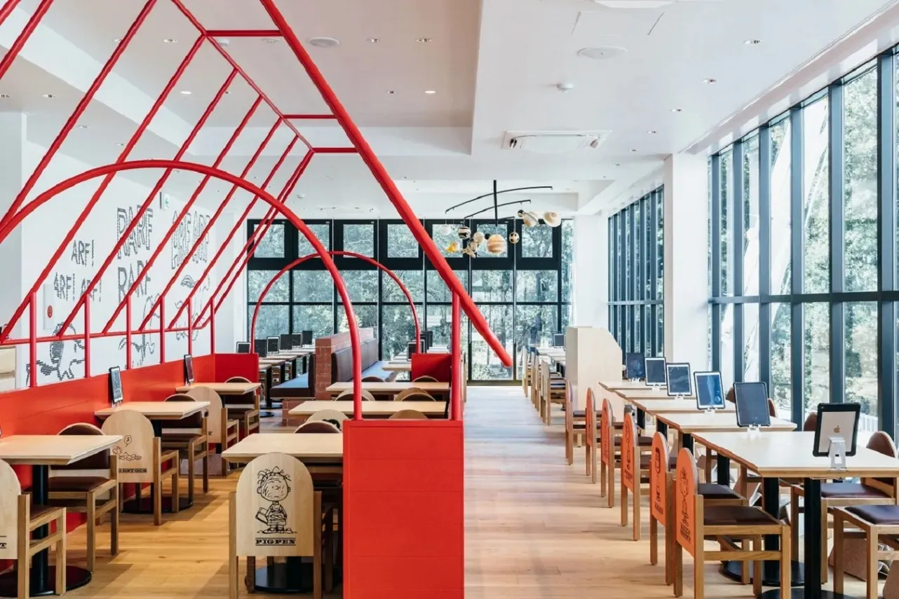 ▲「PEANUTS Cafe」内観 (c) Peanuts Worldwide LLC