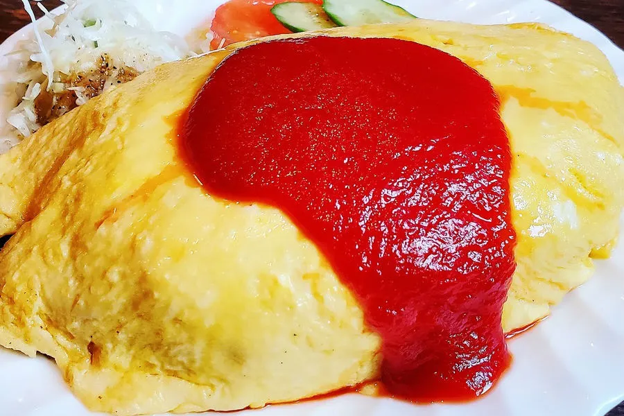 ご飯ぎゅうぎゅう「巨大オムライス」が850円！デカ盛りメニューが大人気の太っ腹すぎる店がスゴイ