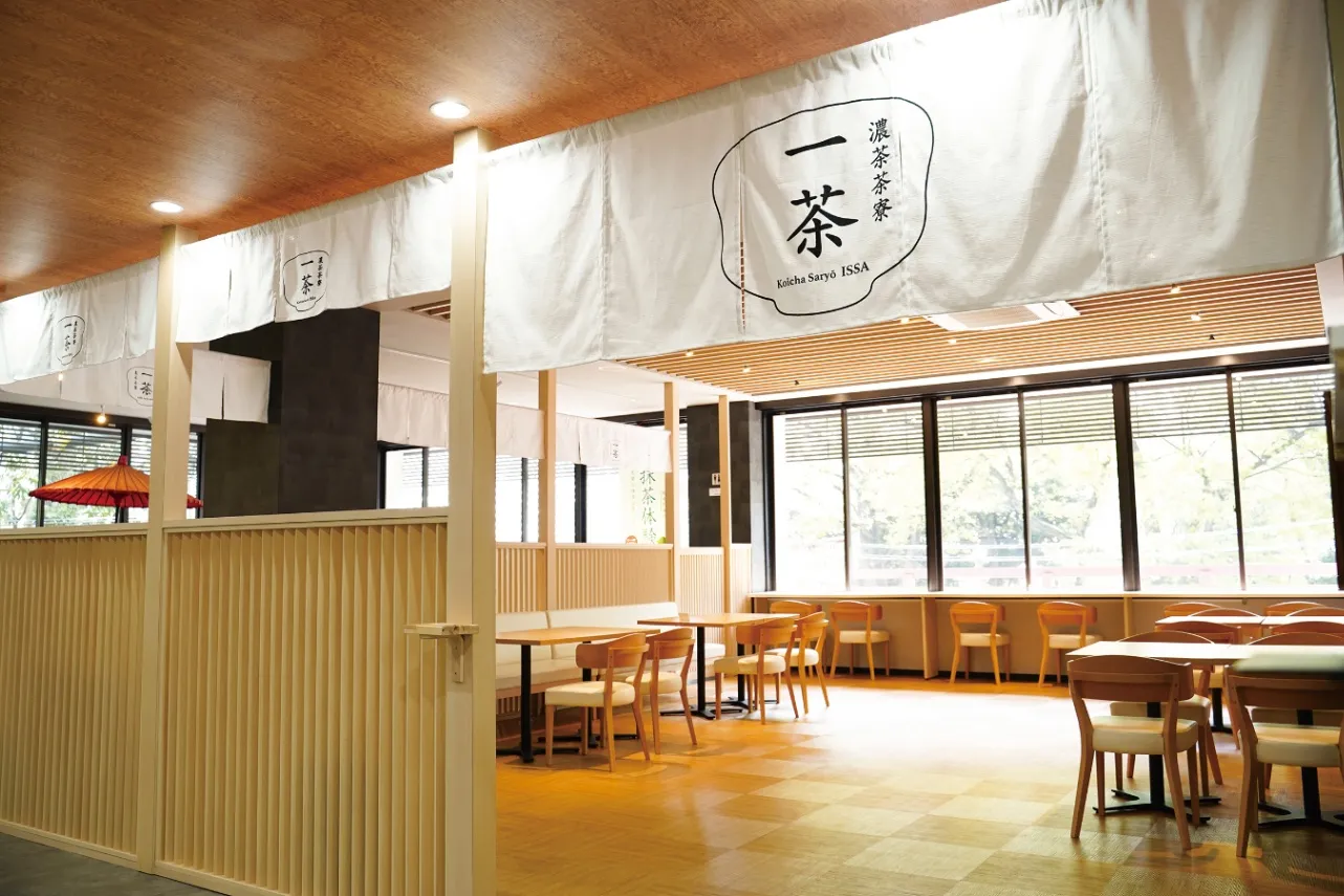 ▲店舗は、おまいりまち通り「雷一茶　お抹茶体験店」の2階。一歩足を踏み入れるとまるでホテルのラウンジのような開放感あふれる空間が広がる