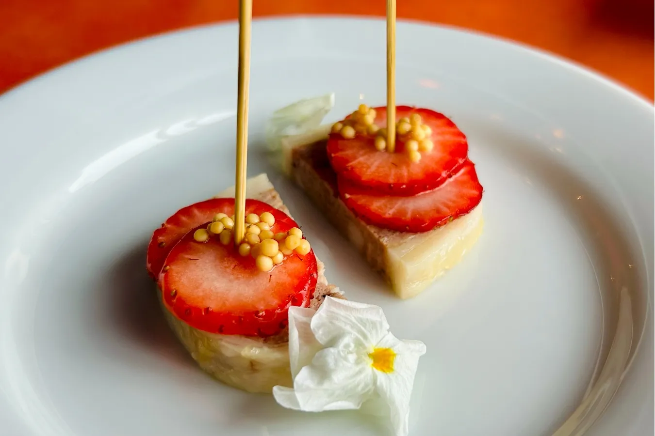 ▲「パテ・ド・カンパーニュ 苺のピクルス添え」