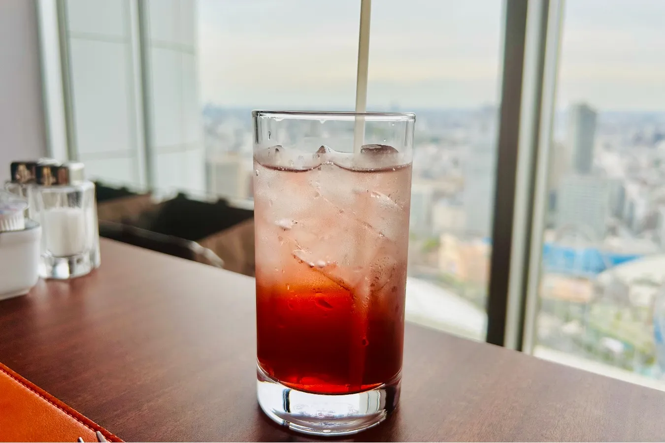 ▲「りんご酢ソーダ割＜ローズヒップ＆カシス＞」などアイスドリンクも！