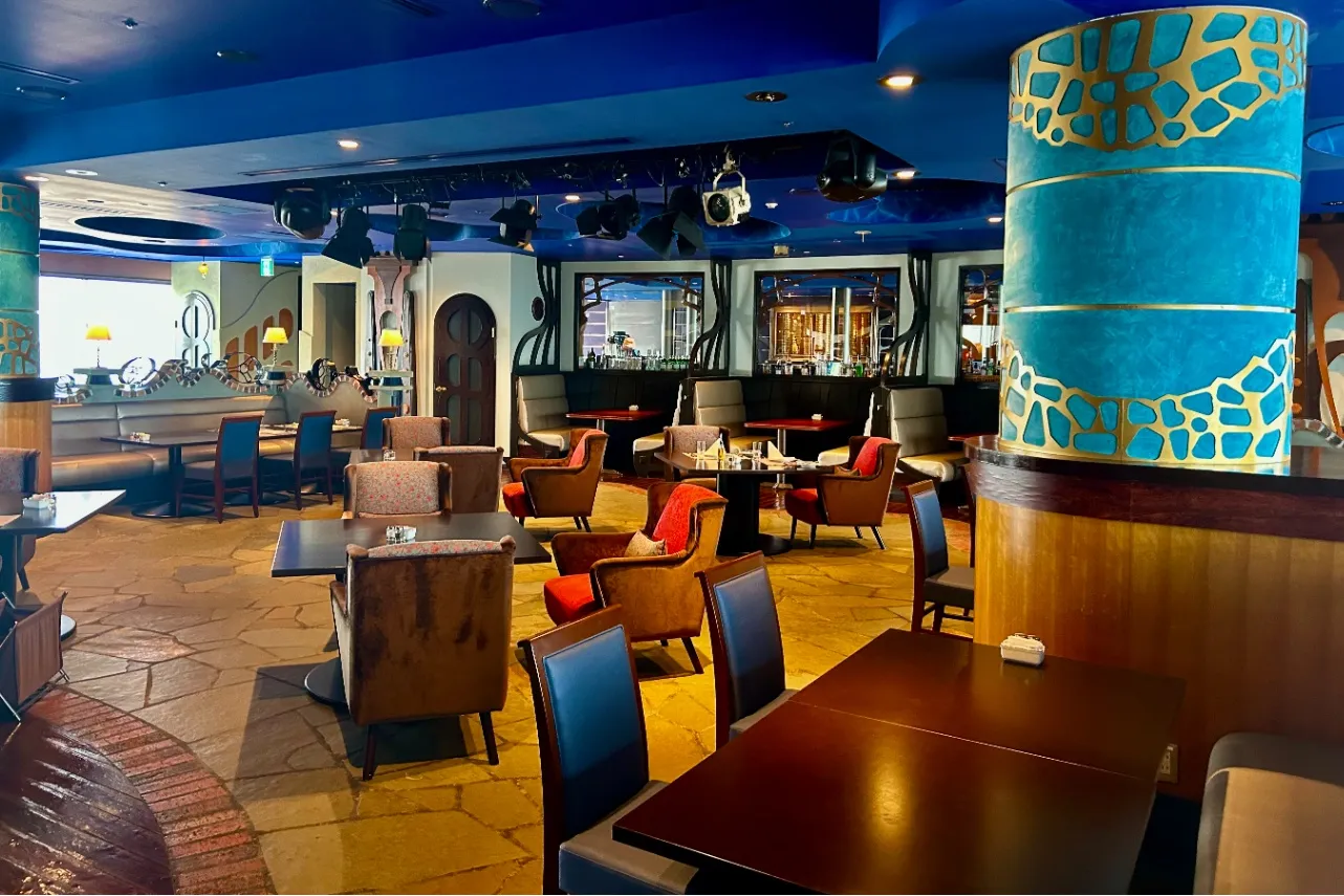 ▲眺めが良くおしゃれな内装のスカイラウンジ＆ダイニング「アーティスト カフェ」