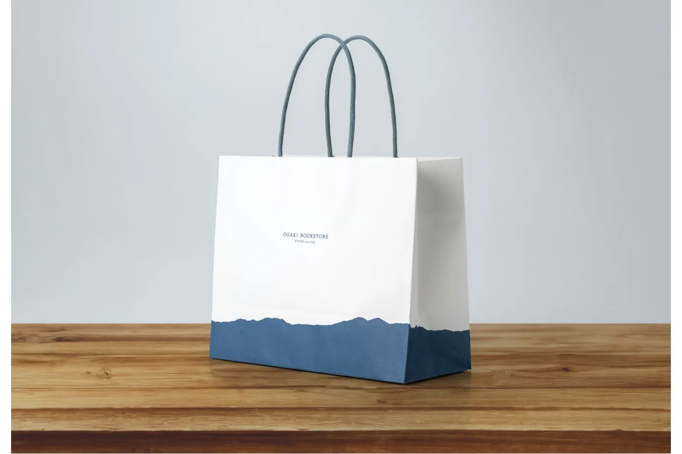 ▲新たにデザインされた「大垣書店 麻布台ヒルズ店」のショッパー
