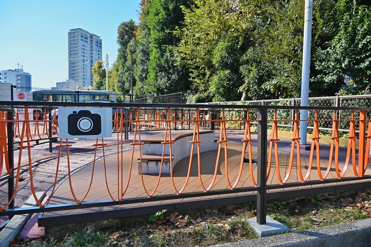 ▲フォトスポットの柵が東京タワーの形になっているのにも注目！