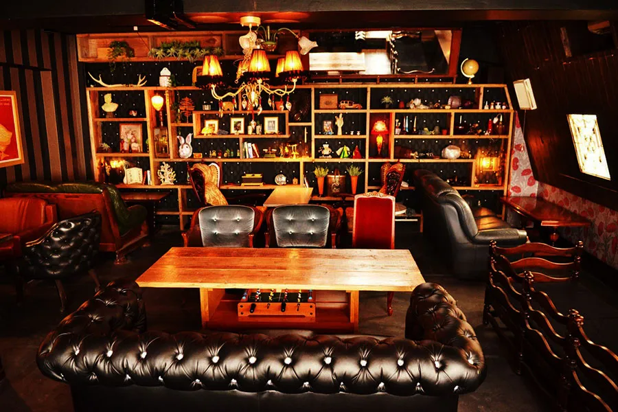 ▲ソファとシャンデリアが印象的な『APPARTEMENT 301』。暗めの店内は夜デートにぴったり！