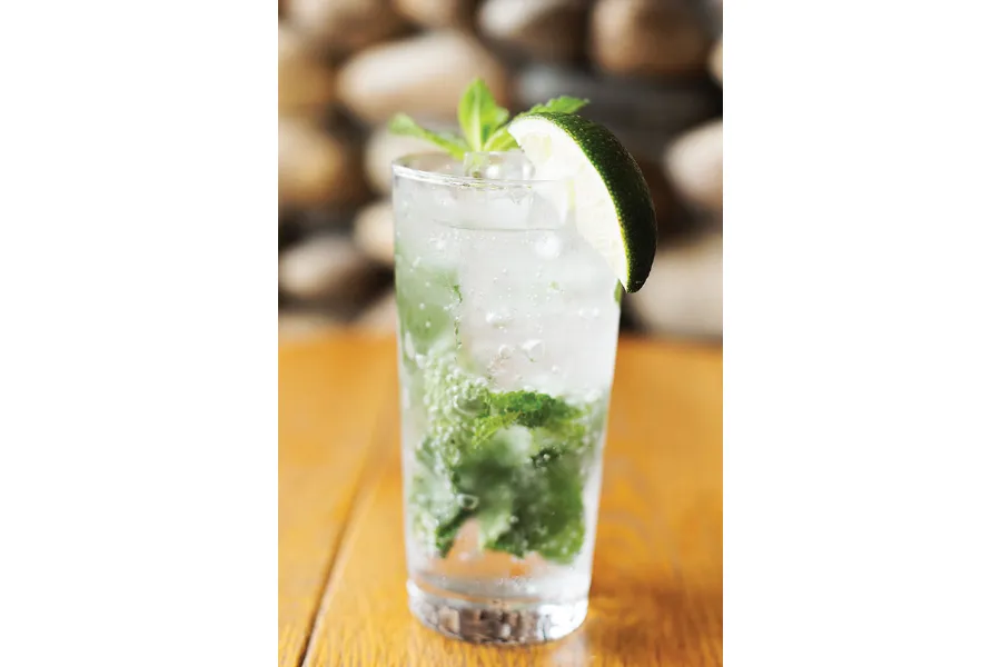 ▲トロピカルな気分になれる「モヒート」（900円）は、爽やかなのどごし。女子にも飲みやすい♪
