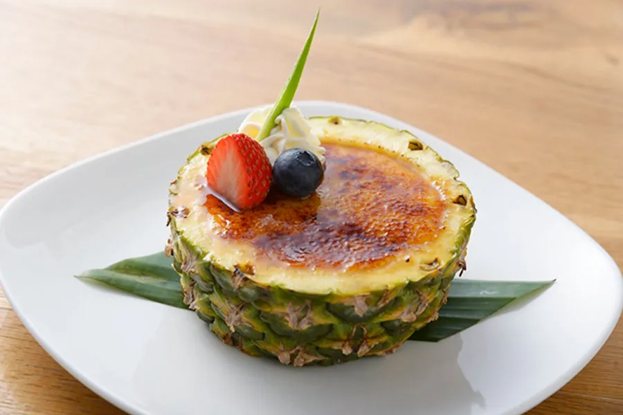 ▲ハーフサイズのパイナップルを豪快に使った「パイナップルのクリームブリュレ」（1,700円）。思わずSNSにアップしたくなっちゃう！