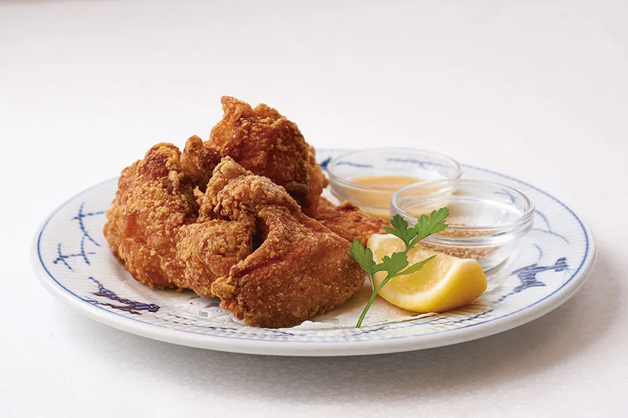 ▲フードメニューも充実！三笠会館伝統の「骨付き鶏の唐揚げ」（1,100円）は小腹がすいた彼にもピッタリ。