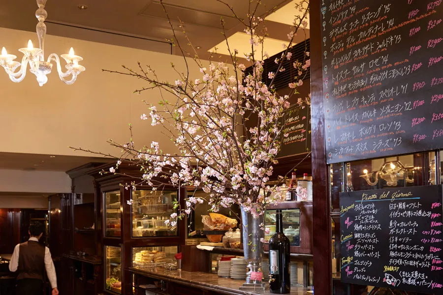 ▲カウンターには桜も！一足早く、店内でプチお花見気分が味わえそう♪
