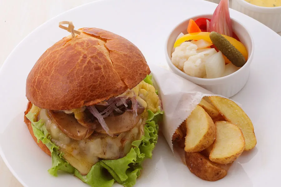 ▲黒毛和牛100％のパテが入った贅沢な「マルクスバーガー」（3,132円）は、肉好きカップルにはたまらない！