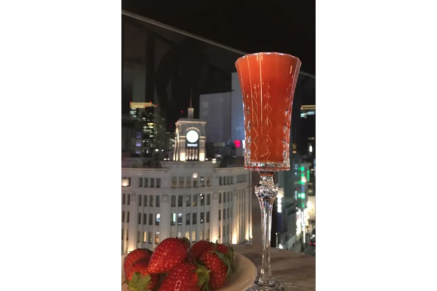 ▲旬のいちごをふんだんに盛り込んだ「とちおとめとエストラゴンのレオナルド」（1,944円）銀座の夜景をバックに飲めば格別♪