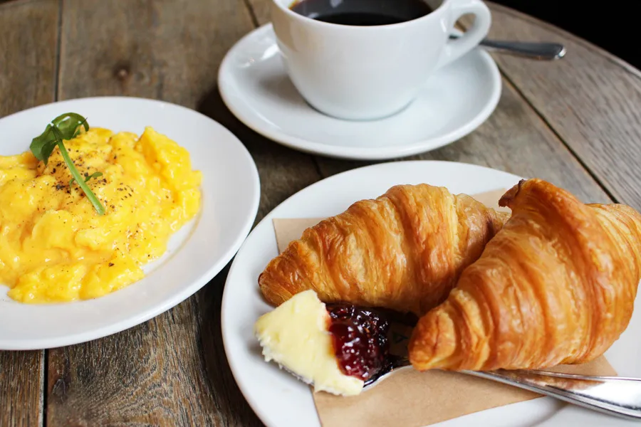 ふわとろ卵とクロワッサンのモーニングが864円！まるでNYなカフェレストランで優雅に朝食はいかが？