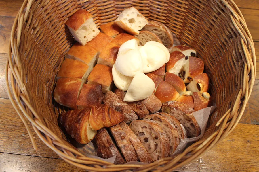 【食べ放題】焼きたてパン30種以上がおかわり自由！900円～の六本木ランチが神コスパすぎた・・・！