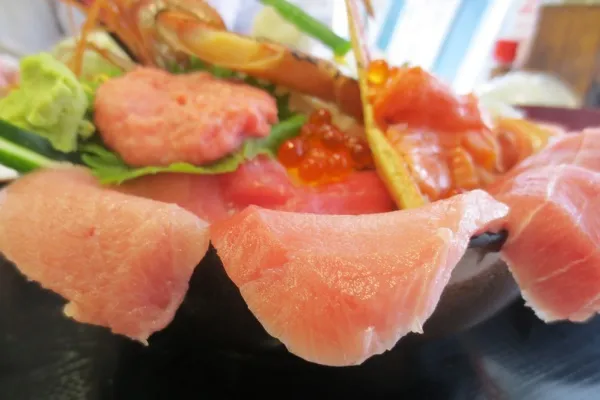 鮮魚店直営で安い！コスパ抜群の海鮮丼が食べられる店