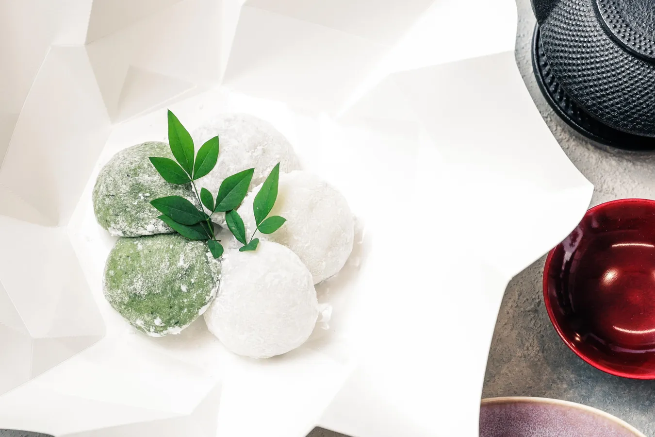 ▲「生大福」（2,260円）。2色生大福 5個入（蓬2・白3）