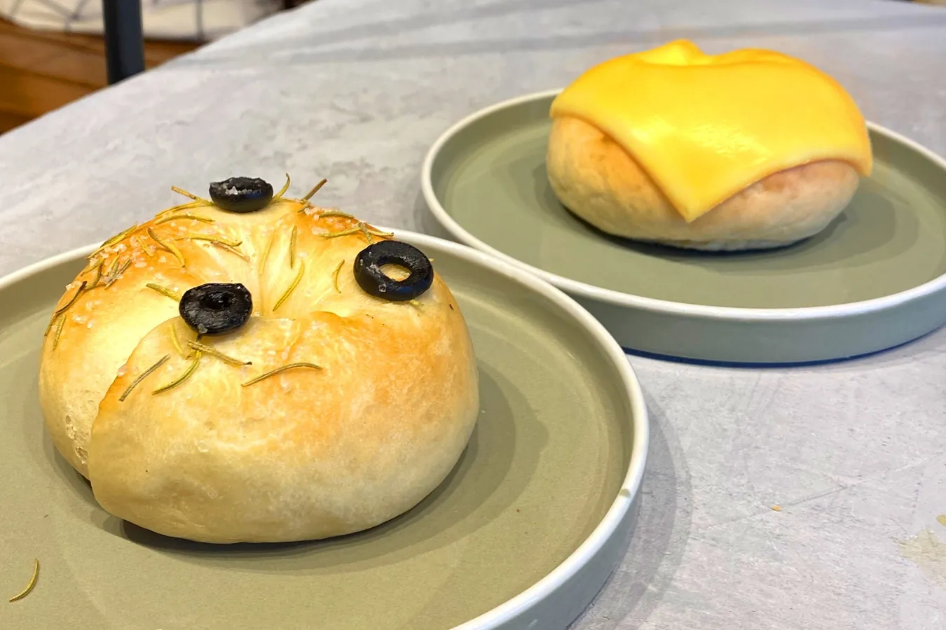 ▲左「「フォカッチャベーグル」」右「温泉豆乳ベーグル（チェダーチーズ）」