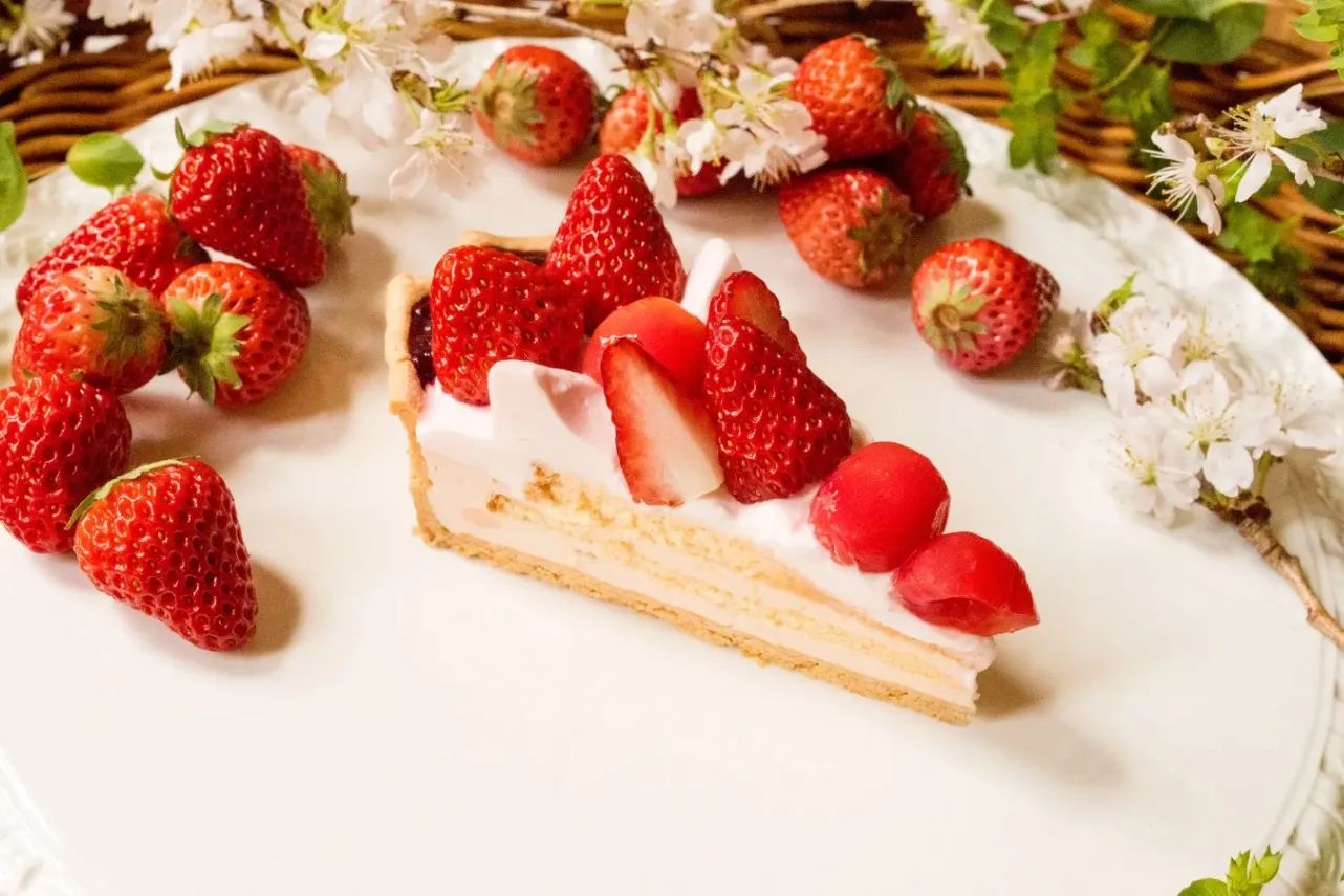 ▲「結晶型 “ル ガール”クリームチーズムースのタルト ～桜風味～」