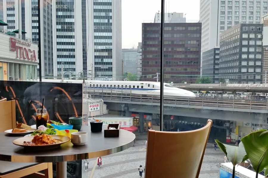 銀座で新幹線ビュー！子連れおすすめカフェ「SKEW」は子鉄ママ必見！
